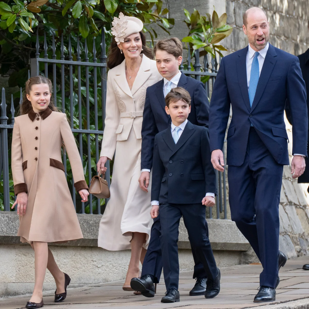 キャサリン皇太子妃がクリーム色のコートドレスで英王室恒例のイースター礼拝に出席！ ルイ王子ら３人の子どもたちの登場やチャールズ国王の“おじいちゃんムーブ”も話題に