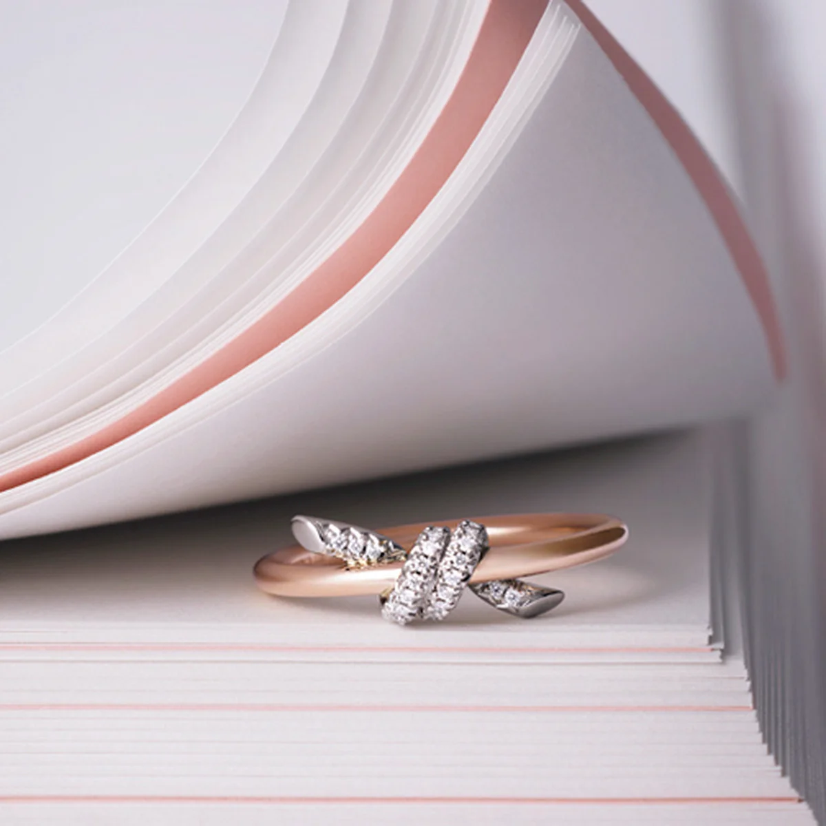 【ティファニー】の名品ジュエリー「ティファニー ノット」。色褪せない誓いの輝き