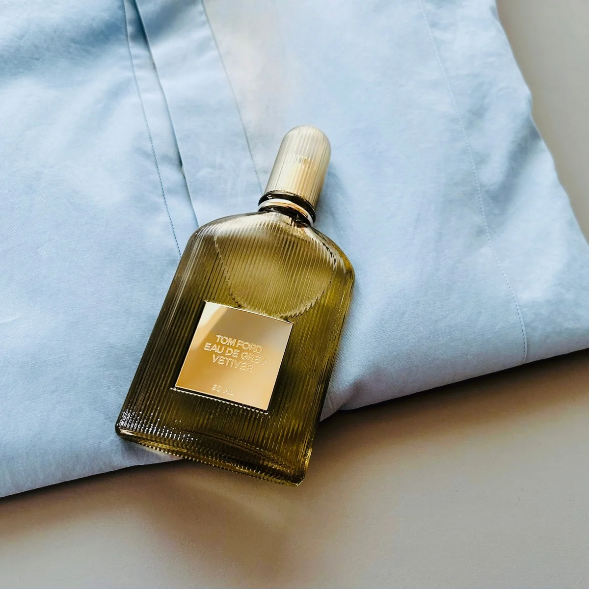 【トム フォード】の香水と水色のシャツが、出会いの季節の鉄板