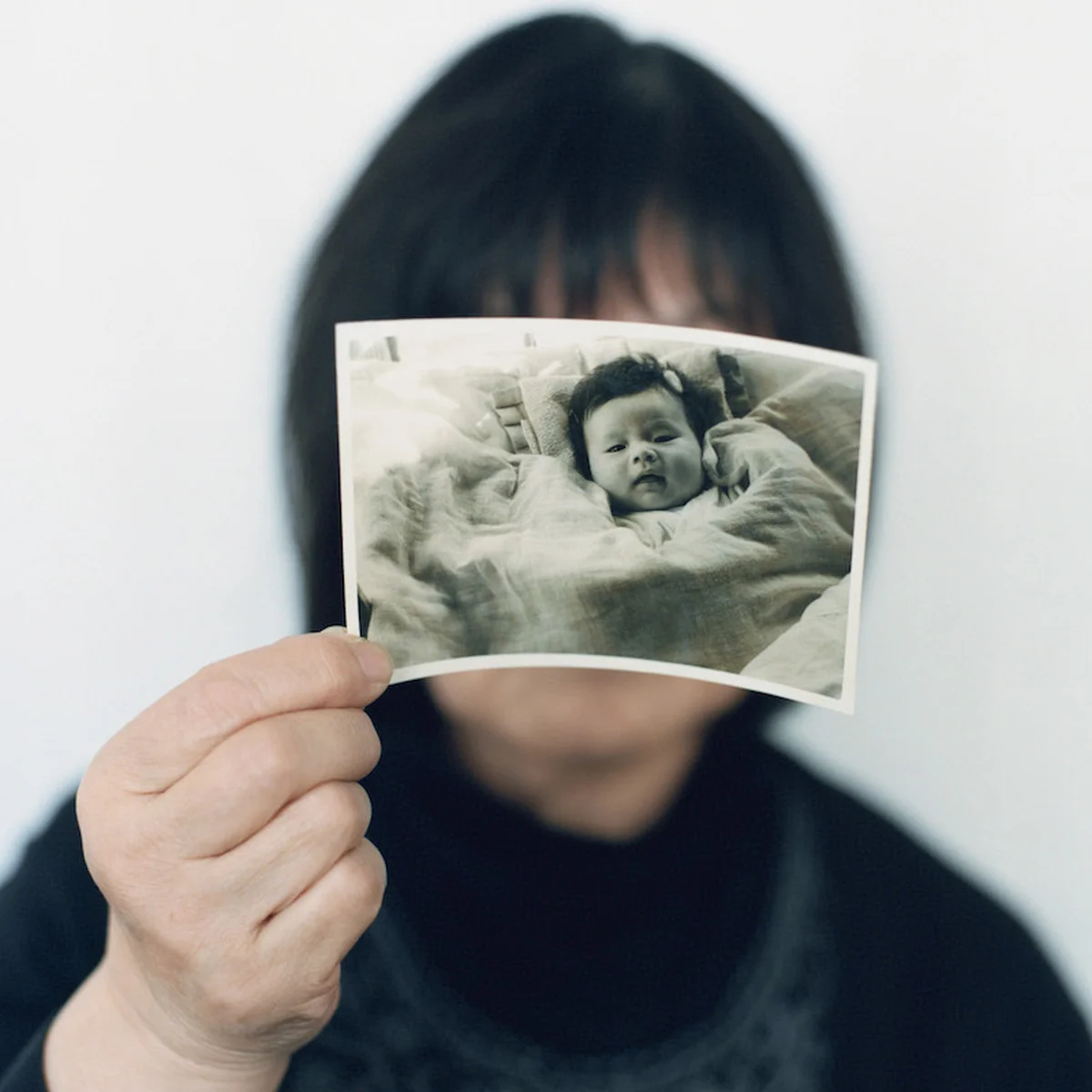 自分の存在、時間の存在を確かめるために「過去」を撮る。写真家・横山創大が初の個展「REMIND」をBOOK AND SONSで開催