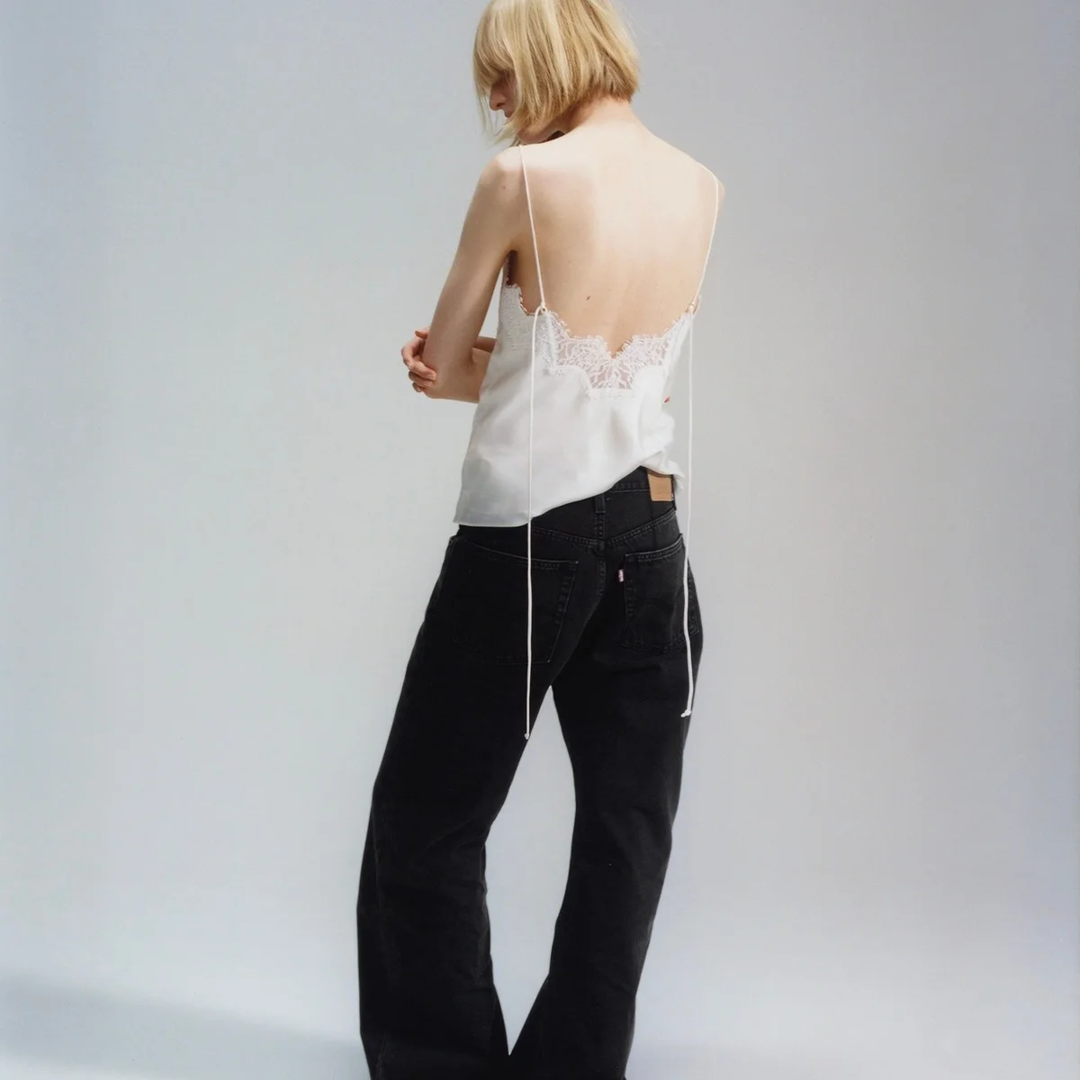 【リーバイス®】と【ビオトープ】の人気コラボから、フレアラインが美しいブラックデニムが登場