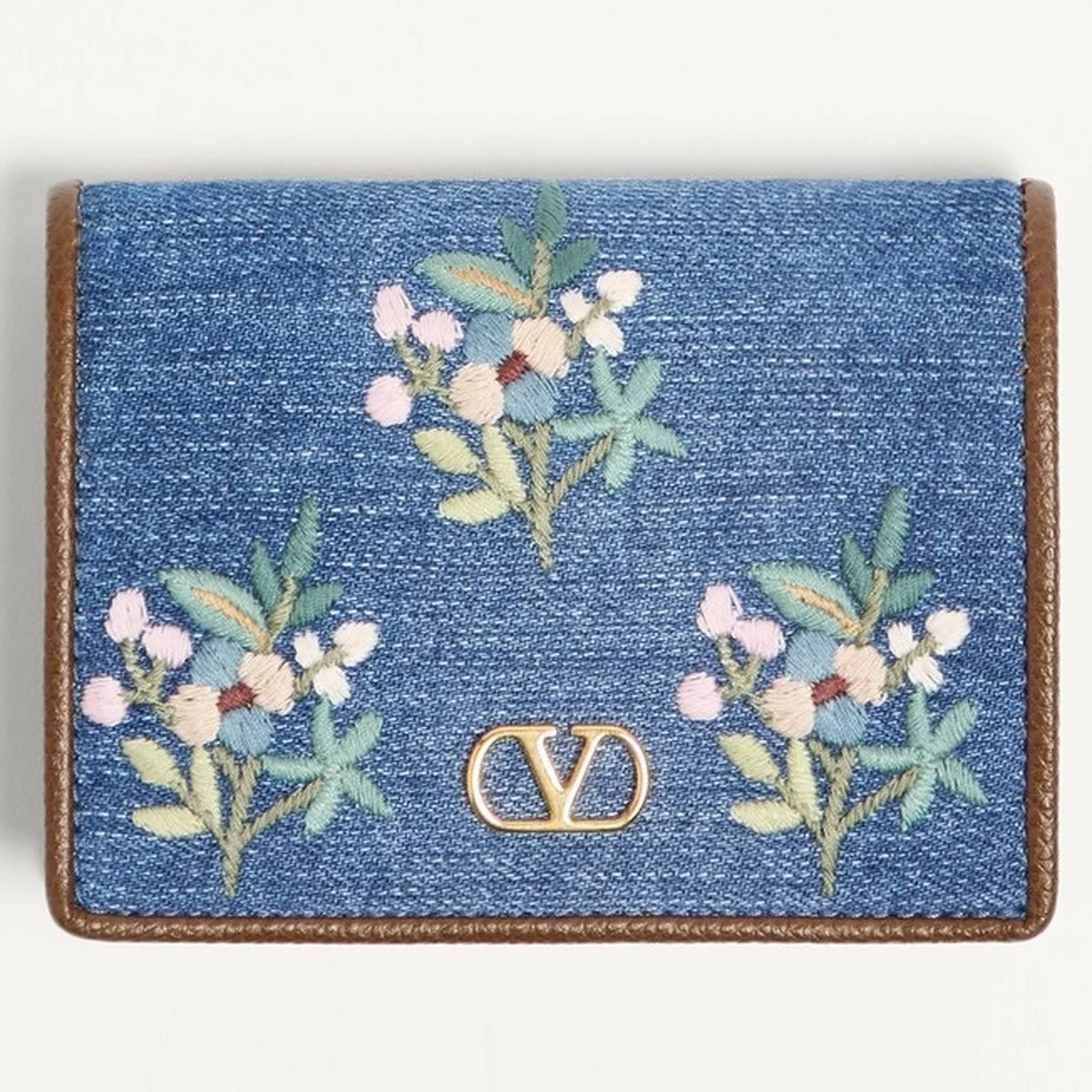 【ヴァレンティノ ガラヴァーニ】の財布。デニムに咲く小さなフラワー刺しゅう