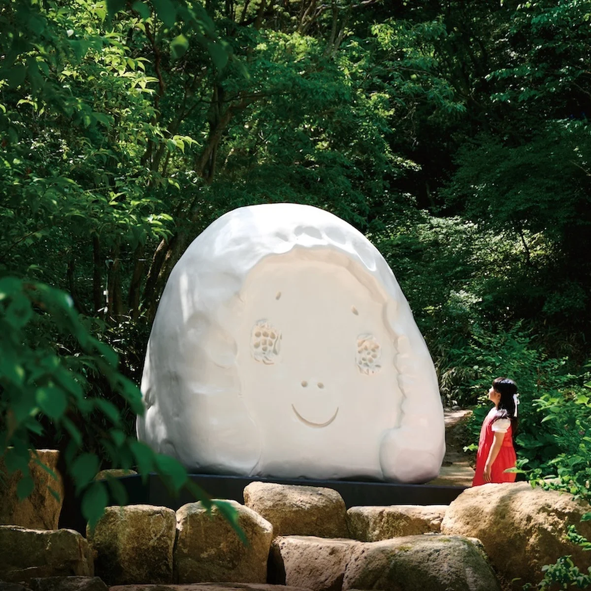 奈良美智作品も常設展示！ 神戸・六甲山上で自然とアートを満喫する「神戸六甲ミーツ・アート2025 beyond」が開催中