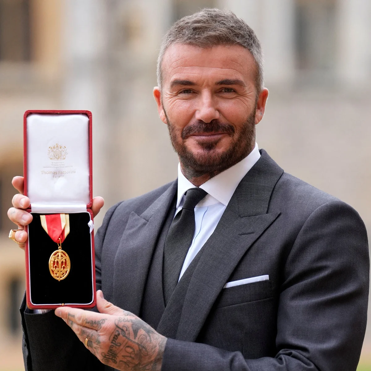 デヴィッド・ベッカム、国王チャールズ３世から正式に「ナイト」の爵位を授与。「レディ」となった妻ヴィクトリアも誇らしげに祝福