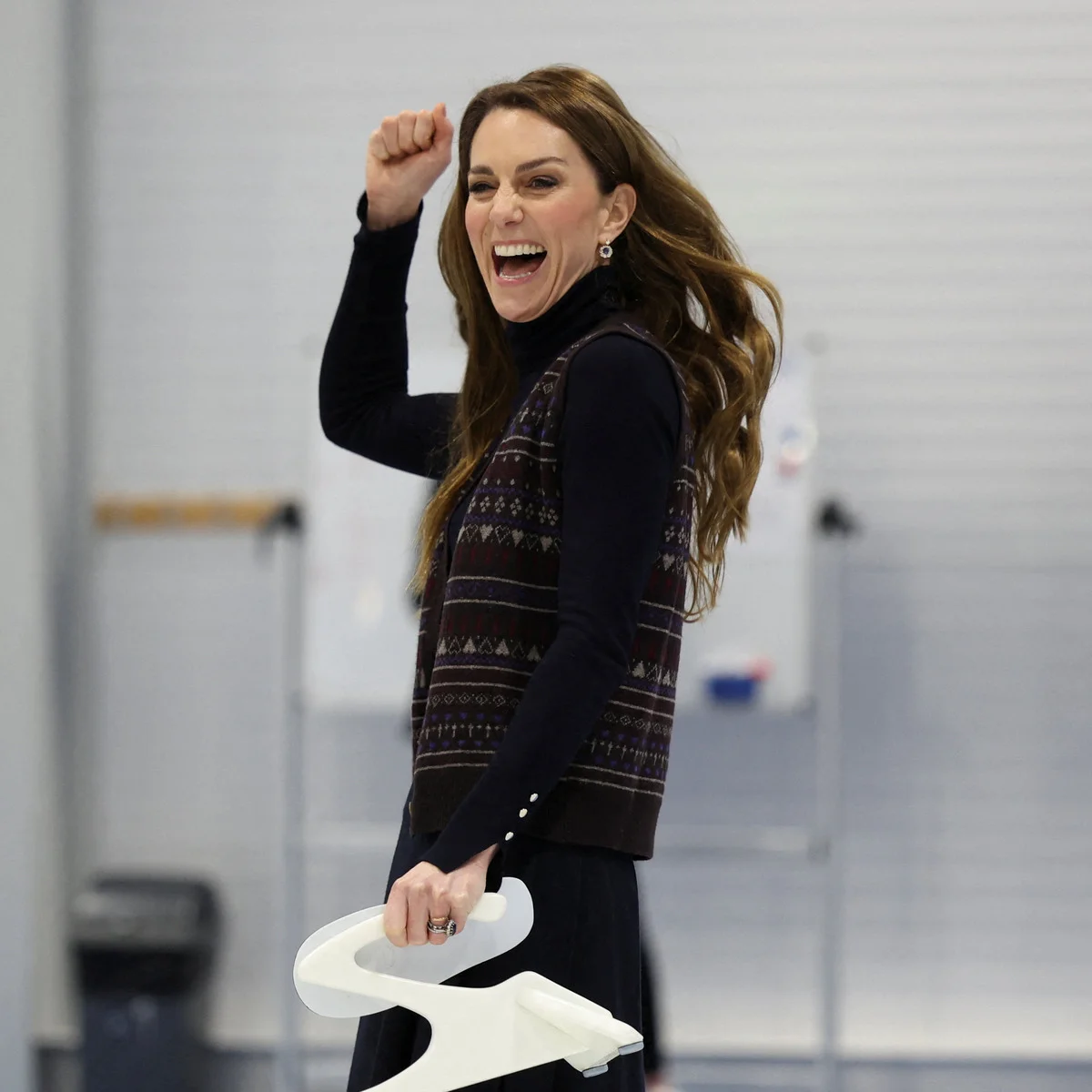 キャサリン皇太子妃、スカート姿で挑んだカーリング対決でウィリアム皇太子に勝利！ 自らがデザインに関わったタータンチェックのロングコートでスコットランドに敬意を示す