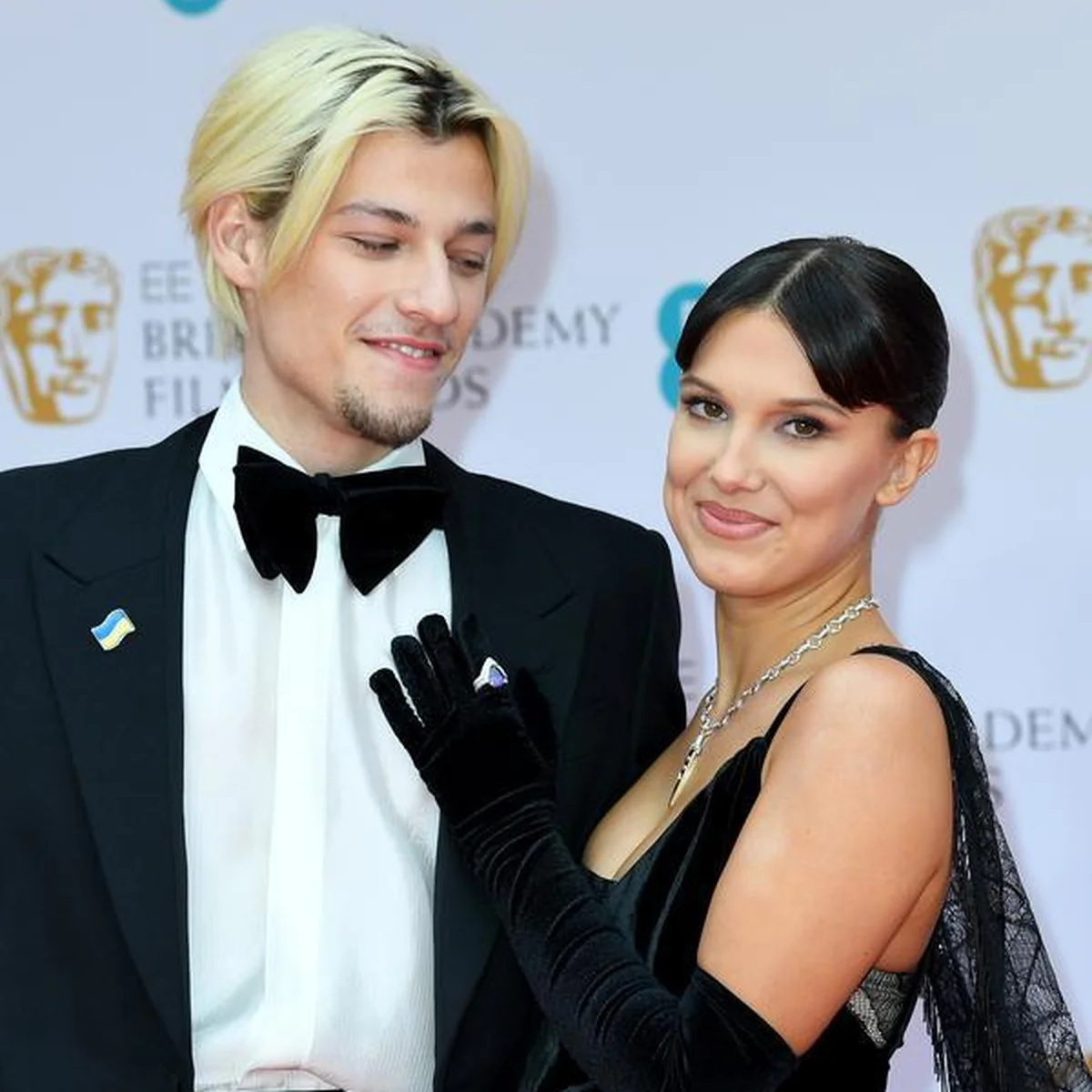 ミリー・ボビー・ブラウン、夫ジェイク・ボンジョヴィと養子縁組で女児を迎えたことを発表。夫婦でベビーカーを押す姿がキャッチされる