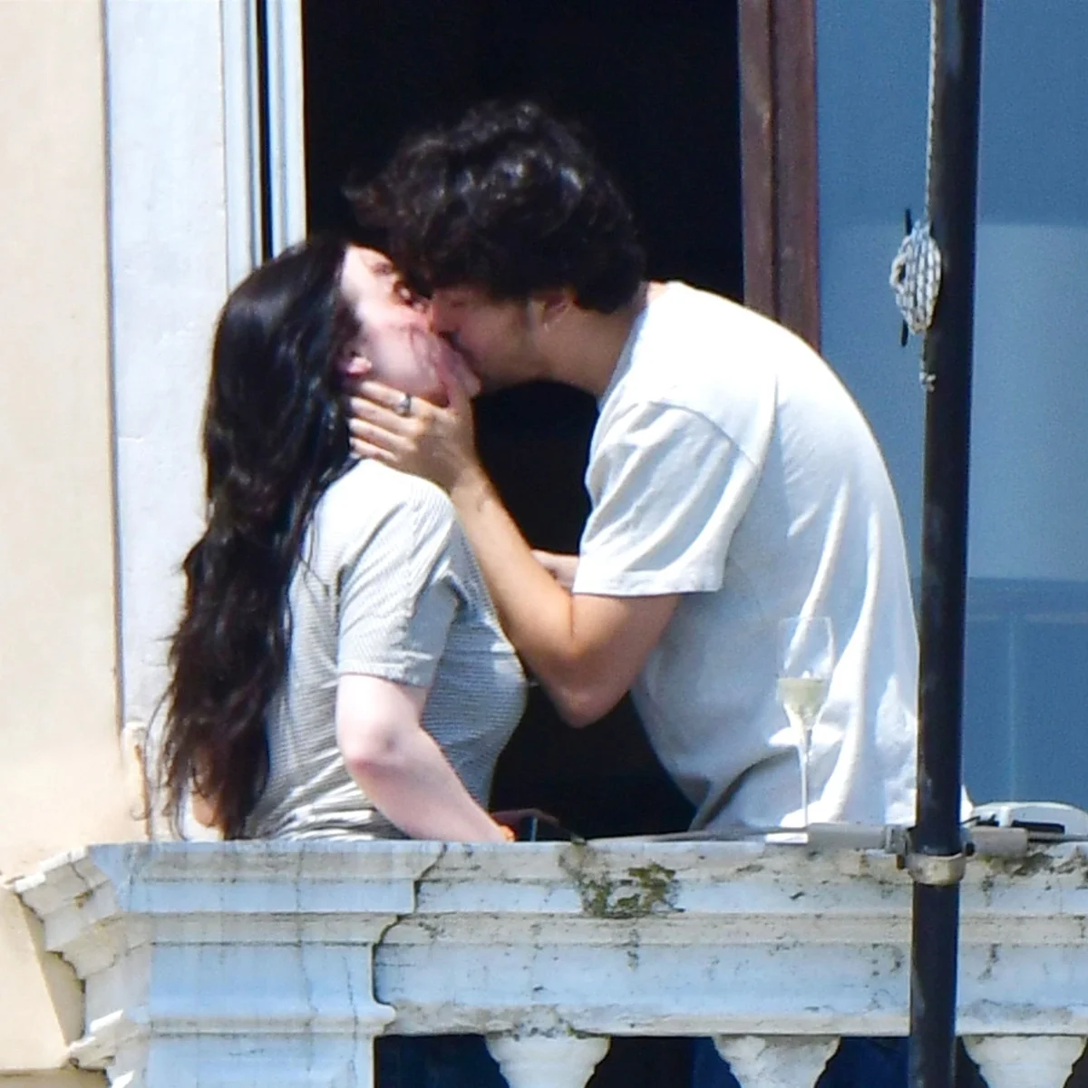ビリー・アイリッシュ、ホテルのバルコニーでキスする場面がキャッチされる！ 交際を噂されていたナット・ウルフとイタリア旅行を満喫
