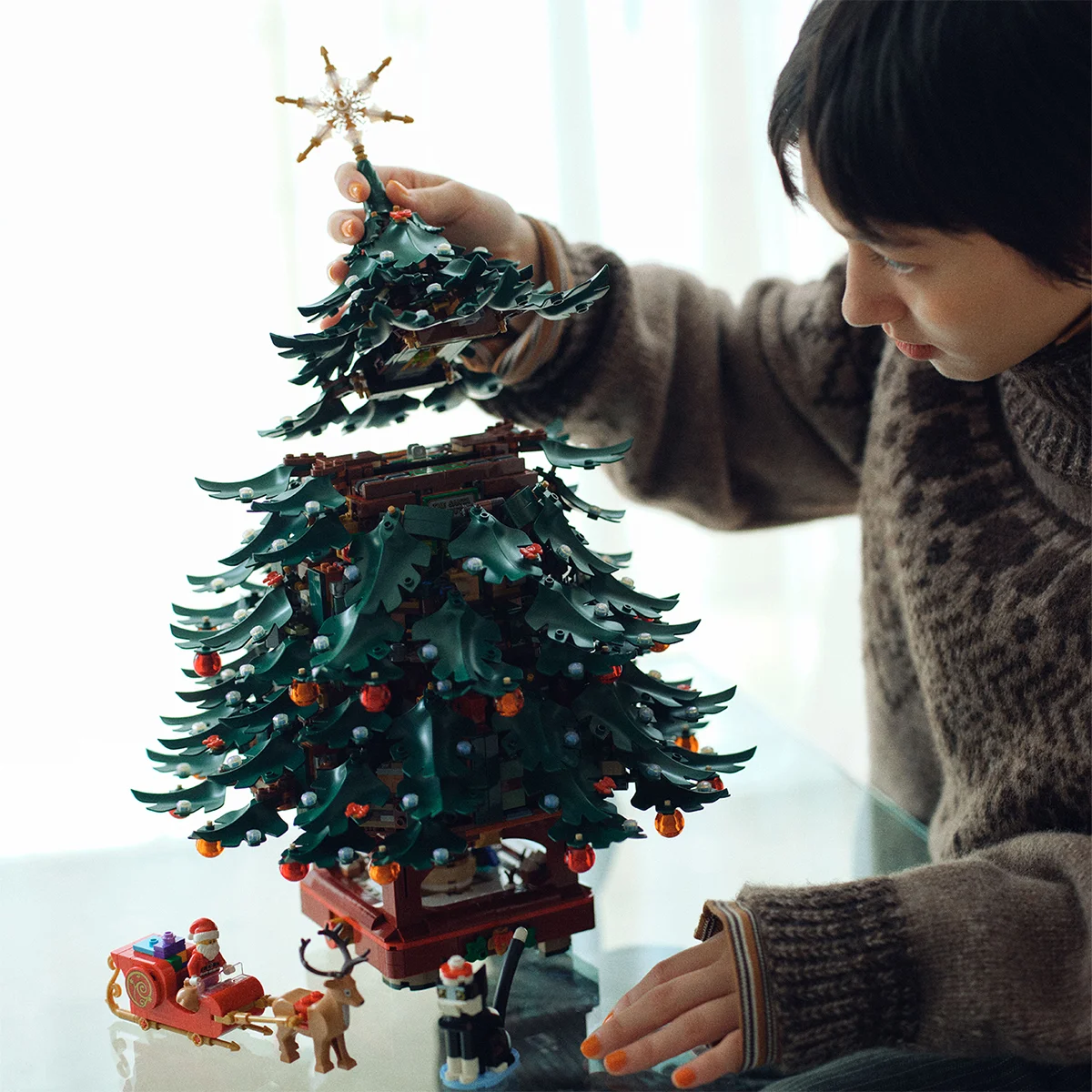 “SPUR大人レゴ部”がクリスマスツリー作りに挑戦！