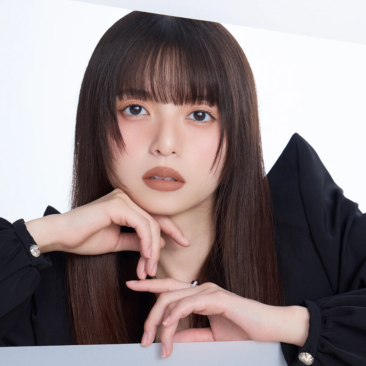 齋藤飛鳥がまとう、M·A·C POWDER KISS