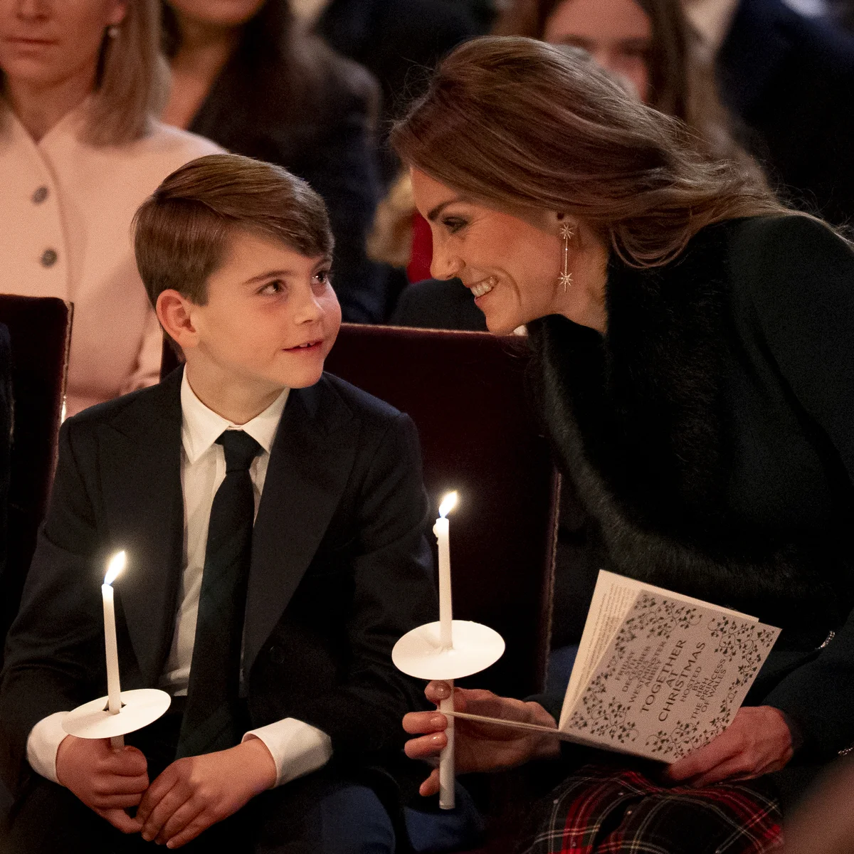 キャサリン皇太子妃の幸せそうな笑顔と前歯が抜けたルイ王子の愛らしさに釘付け！ ウィリアム皇太子一家が2025年クリスマスの家族写真を公開