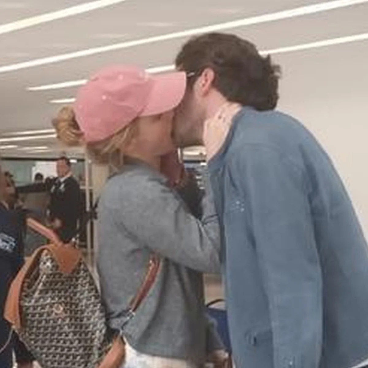 エマ・ワトソン、ビリオネアの恋人と空港でキス！ カフェでは隣に座り、ウェディングさながらのフォーマルドレスでディナーにも出かける