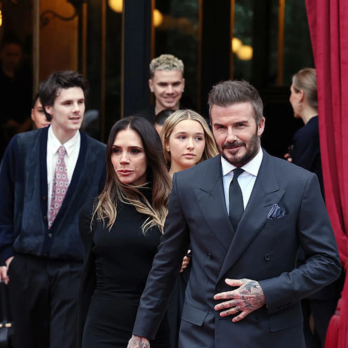 ヴィクトリア・ベッカムがフランス芸術文化勲章を受賞！ 一方で長男ブルックリンは妻ニコラのベッドでトップレスの大胆写真を投稿