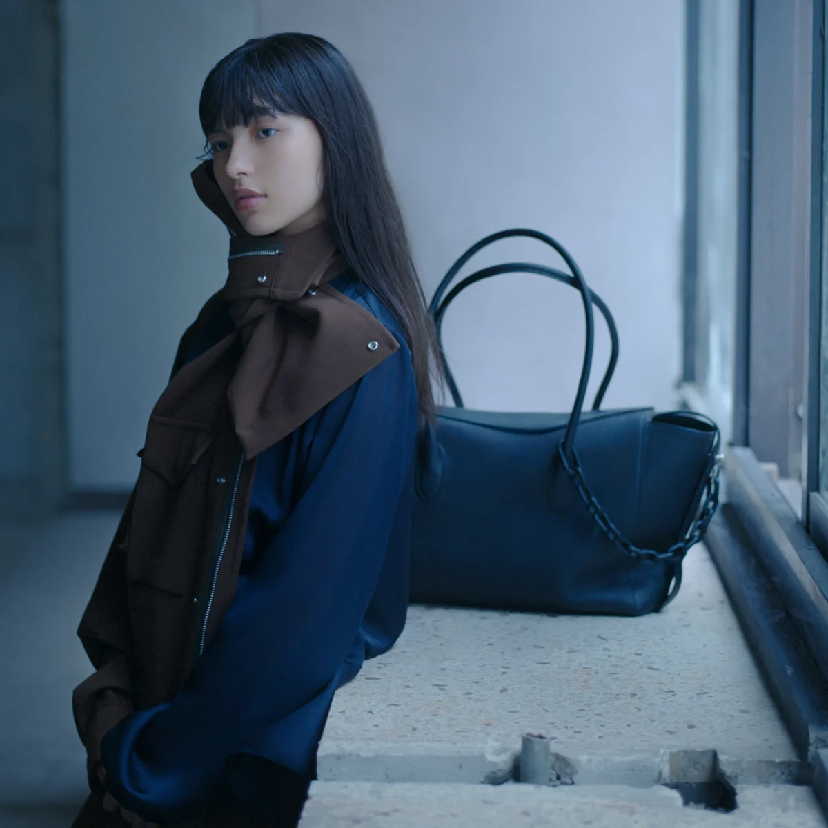 中西希亜良、サカイの新作「Lock Bag」を携えて