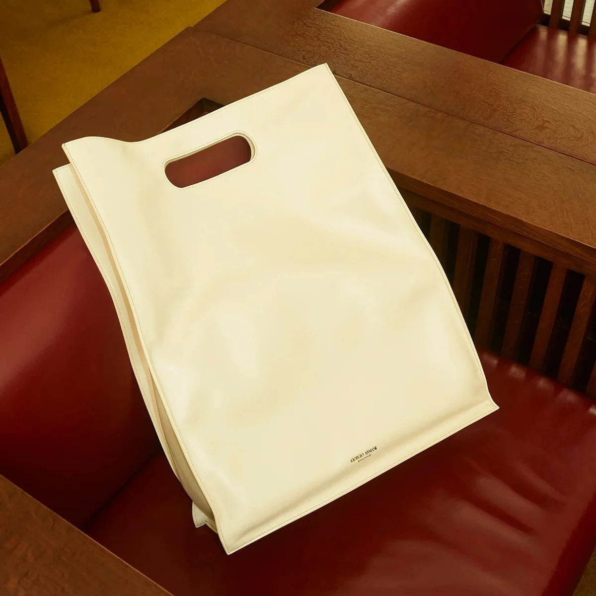【ジョルジオ アルマーニ（GIORGIO ARMANI）】の人気バッグ７選｜長く愛用したい、上質なバッグをお届け！
