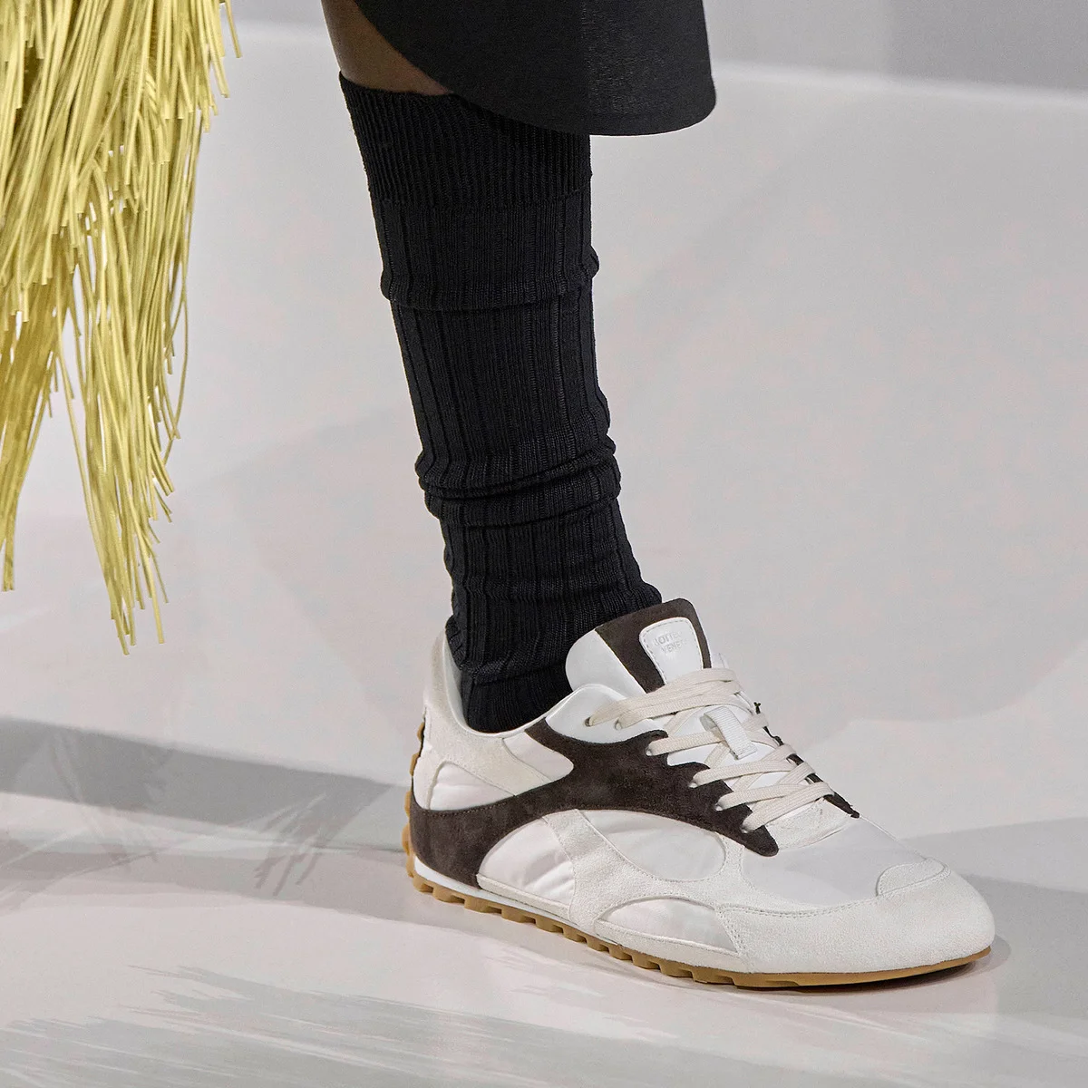 【ボッテガ・ヴェネタ】の人気バレエスニーカー「オービットフラッシュ」からモダンな新色が登場! オンライン限定色も