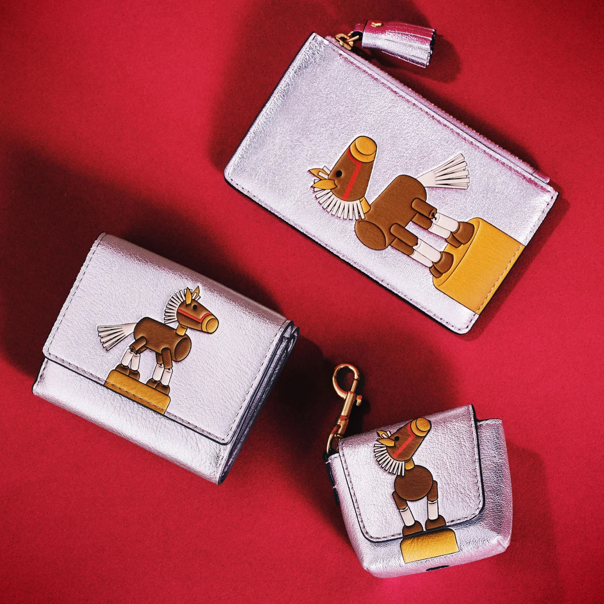 【アニヤ・ハインドマーチ】2026年の干支コレクションを発売！ 愛らしい馬モチーフの財布やチャームがラインナップ