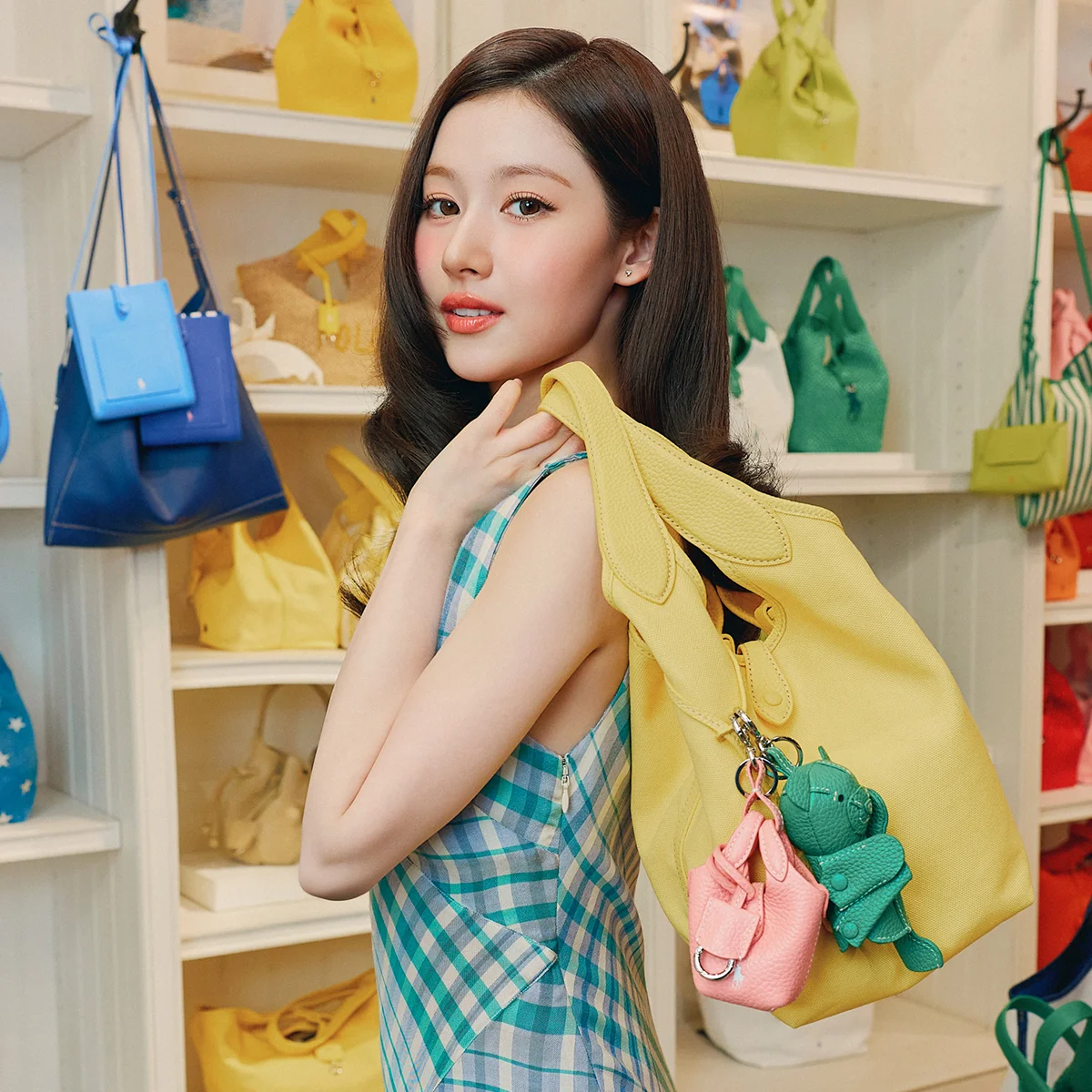 #TWICE #サナ が【ポロ ラルフ ローレン】のポロ ウィメンズ ショップに来場! ミューズを務める新作「ポロ プレイ」バッグのスタイリングにも注目