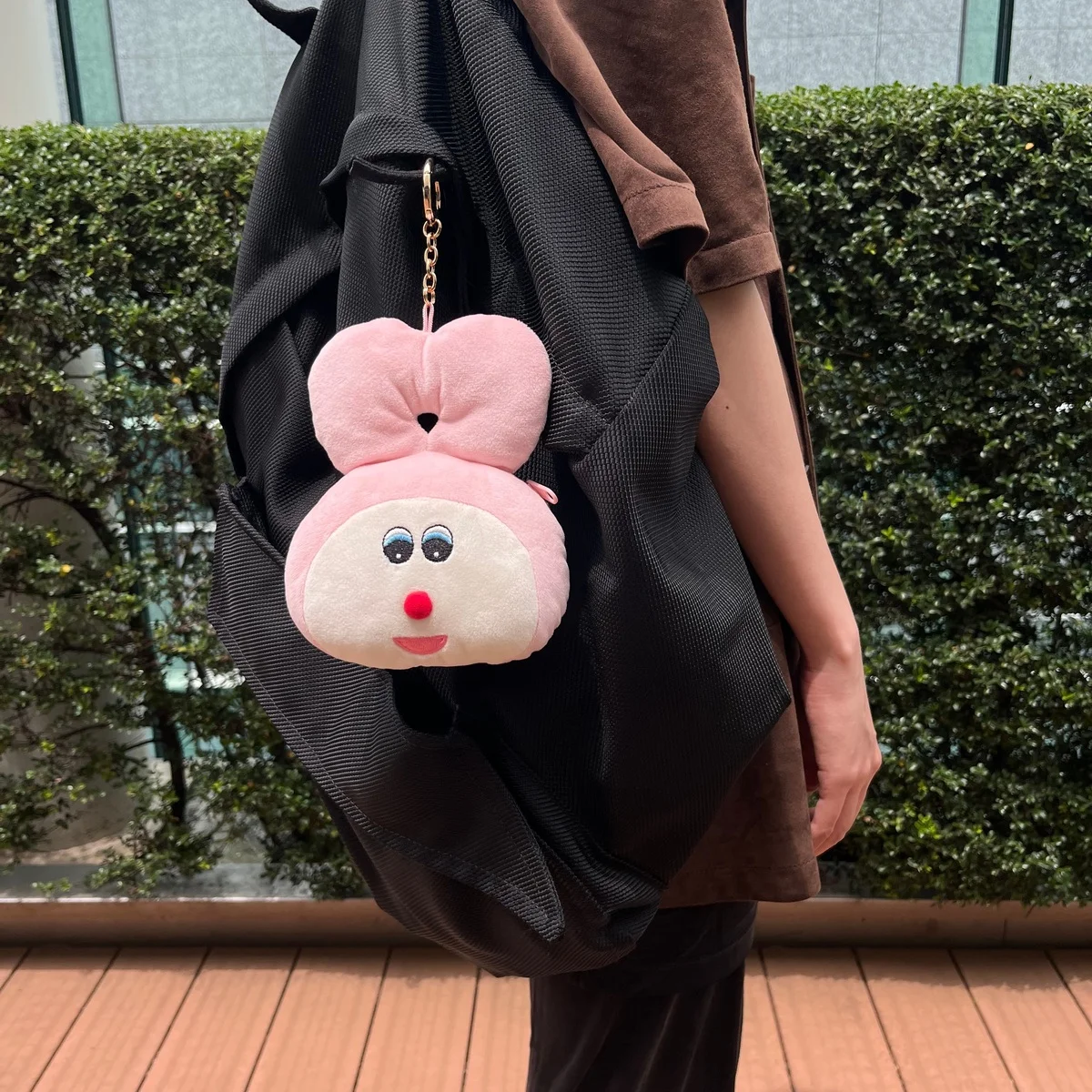 推し活にも一役！ SPUR公式キャラクター「しゅぷるん」の顔ポーチがパワーアップして再登場【SPURSHOP】