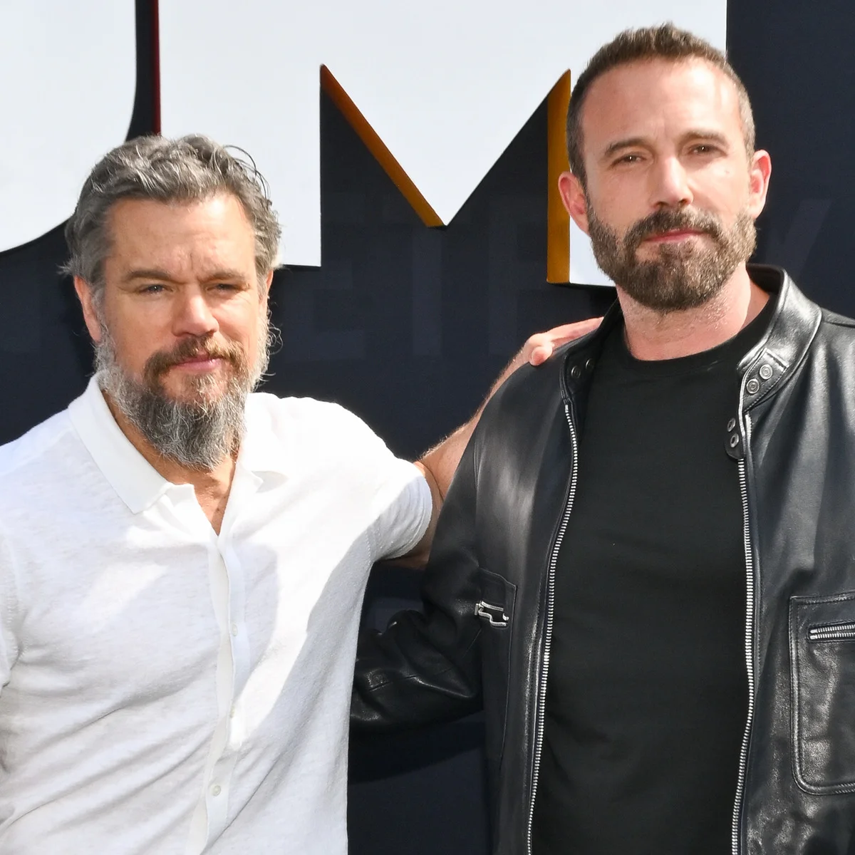マット・デイモン、ヒゲを伸ばした別人のような姿を披露！ 親友ベン・アフレックに茶化される