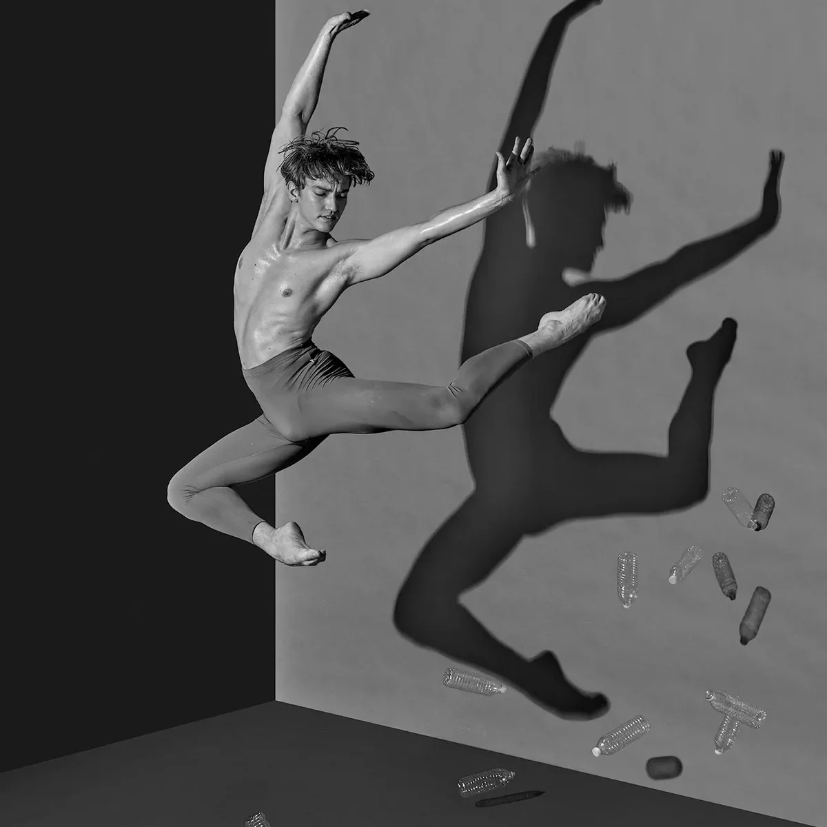 美しき実力派ダンサー、ジュリアン・マッケイが客演！ 環境問題にフォーカスしたバレエ作品「プラスチック」が上演