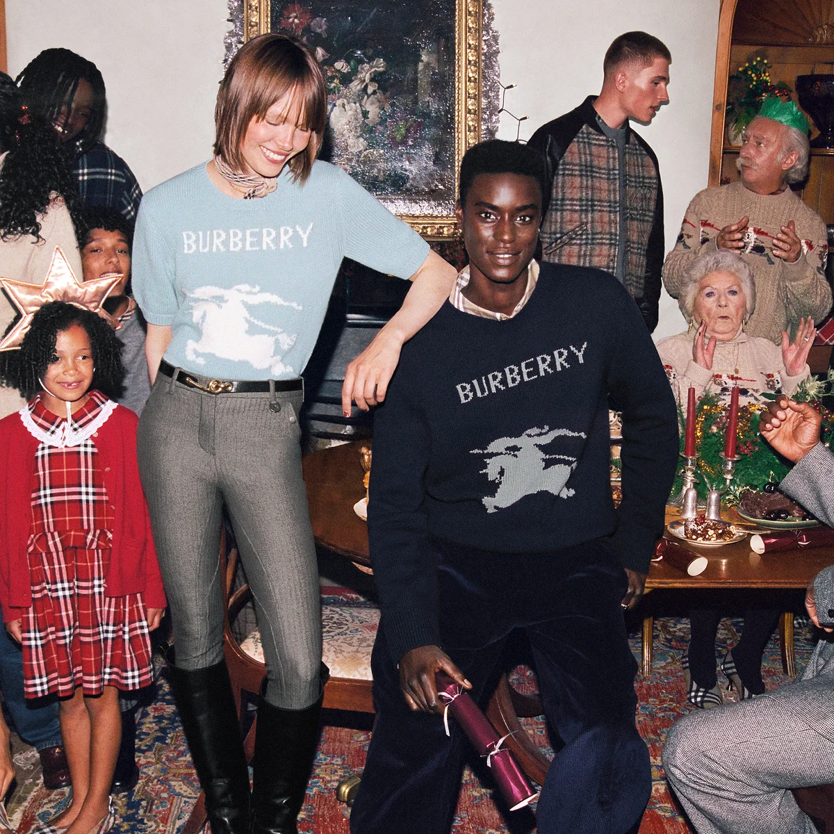 【バーバリー】ジェニファー・ソーンダースが出演。映画・ファッション・スポーツ界の豪華ゲストが共演する2025年ホリデーキャンペーン