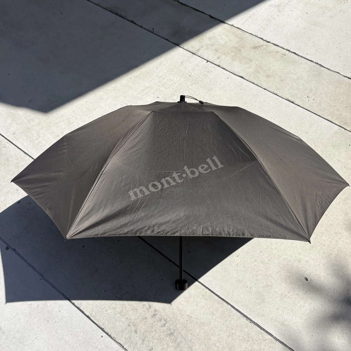 【モンベルの日傘】荷物が増える夏にこそ真価を発揮！ コンパクトな晴雨兼用傘