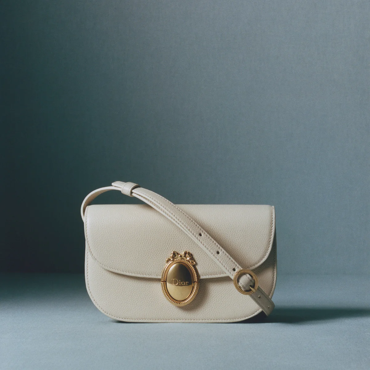 【ディオール】からアイコンモチーフ“メダリオン”を再解釈した新作バッグが登場