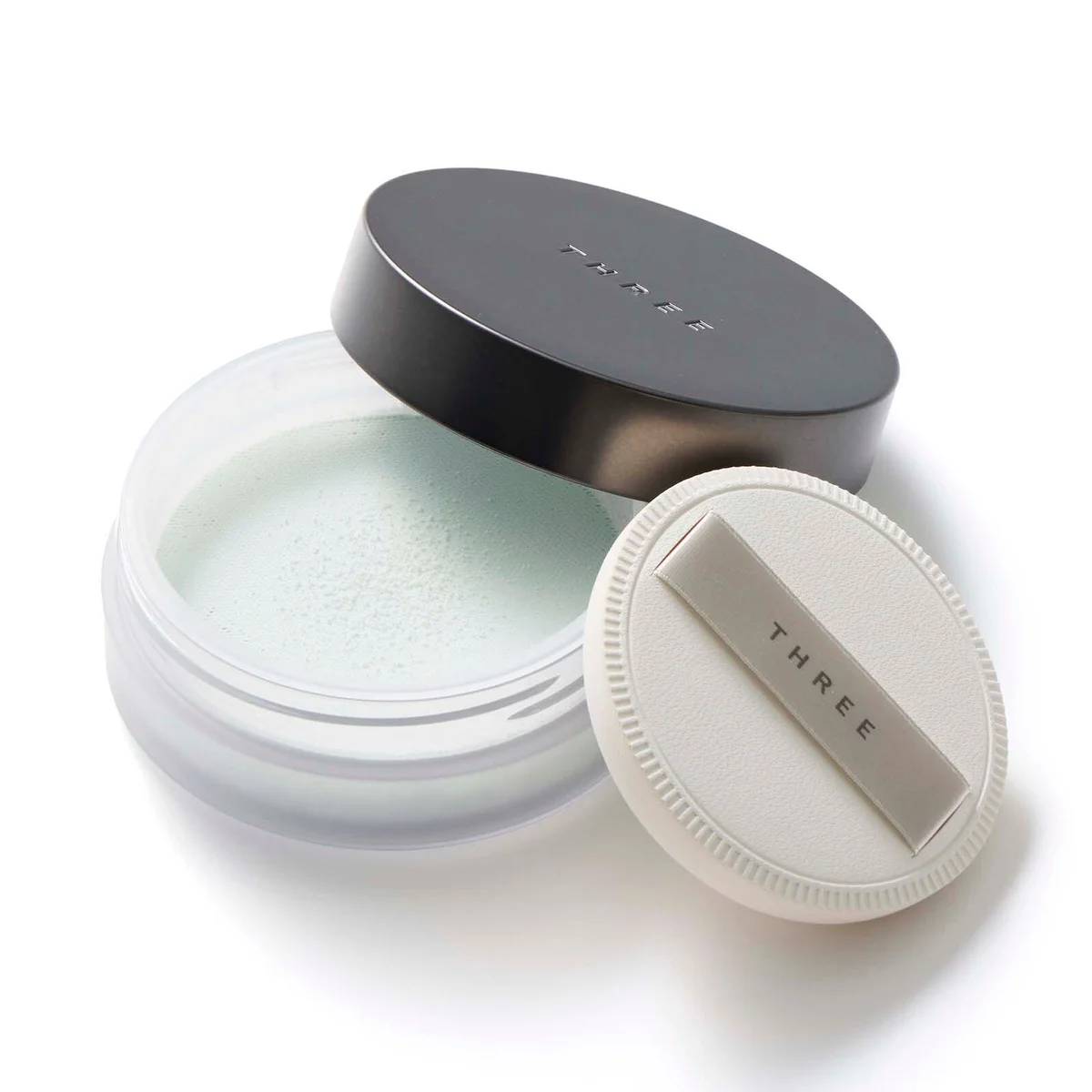 【THREE】“消える粉”発想で夏のベースメイクが快適に！ パウダー限定新色に、新作コンシーラーも