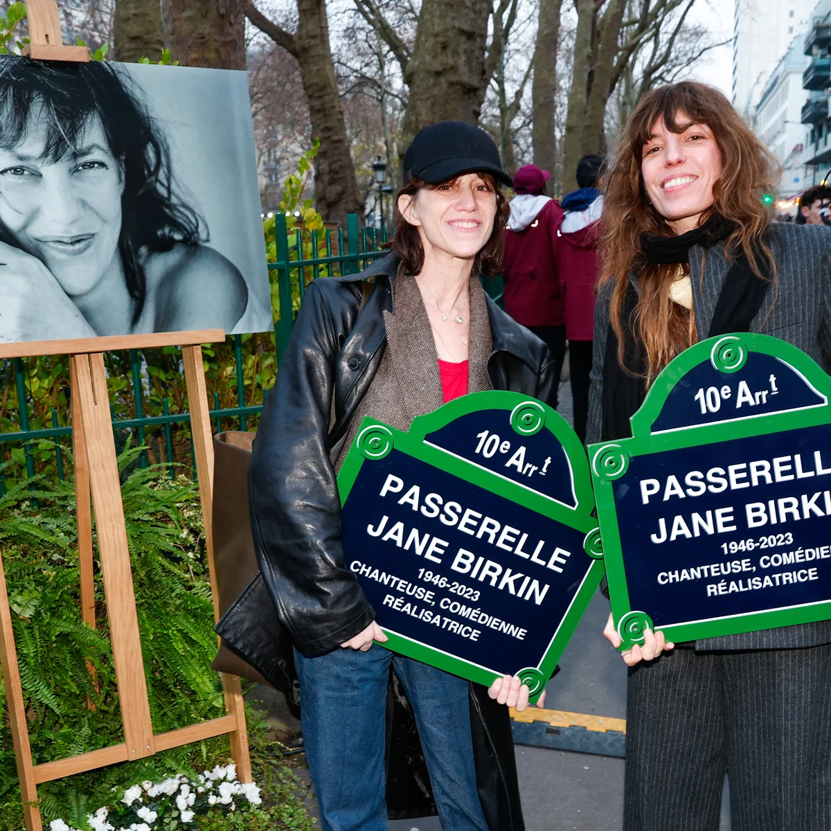 パリ10区に「ジェーン・バーキン橋」が誕生！ 娘シャルロット・ゲンズブールとルー・ドワイヨンが抱き合って涙！ 