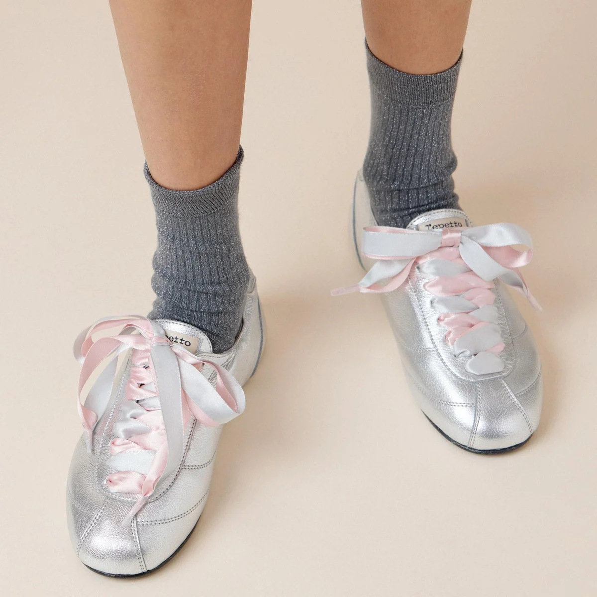 【レペット】から、きらめくシルバーカラーのスニーカーが登場！