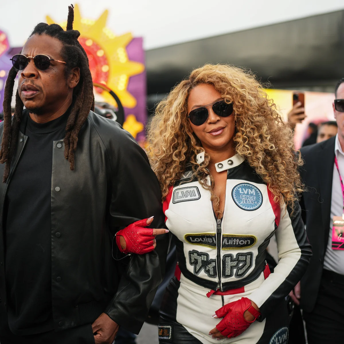 ビヨンセのセクシーなレーシングスーツに書かれたカタカナの文字に思わず二度見！ 豪華セレブ大集合のF1ラスベガスGPで圧巻のオーラを放ち、話題を独占