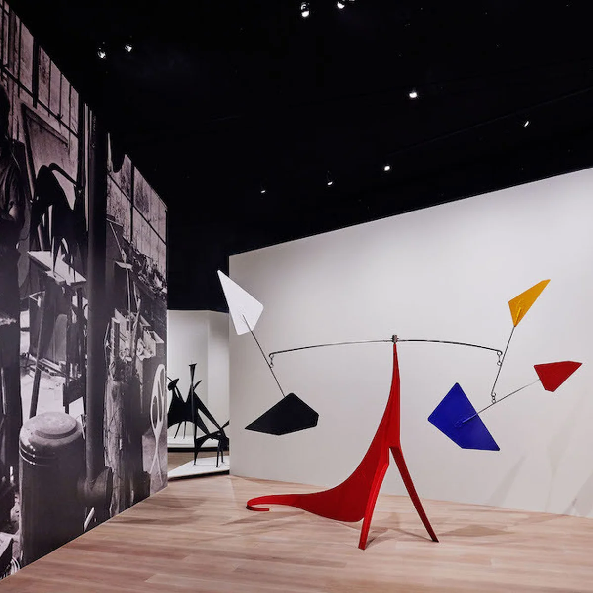 アレクサンダー・カルダーの日本最大規模の個展「カルダー：そよぐ、感じる、日本」、麻布台ヒルズ ギャラリーで開催中