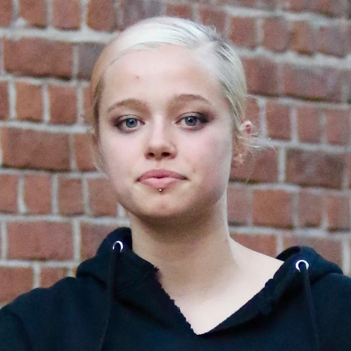 アンジェリーナ・ジョリーの愛娘シャイロ・ジョリー、K‑POPアイドルのMVでダンサーとしてサプライズ登場！ 迫力のパフォーマンスと“母そっくり”な横顔が話題に