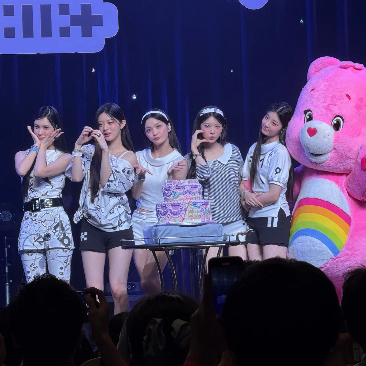 ILLITが日本デビュー！サプライズのケアベア登場＆ケーキに目を輝かせて大感激、IROHAは「夢は単独ドーム」と意気込む