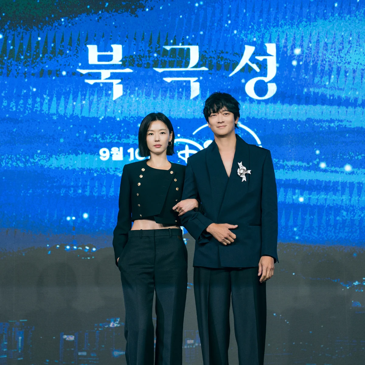 ドラマ出演約21年ぶりのカン・ドンウォンとチョン・ジヒョンのスペクタクル・ロマンスドラマ『北極星』！ 豪華メンバーが集結した記者会見をレポート