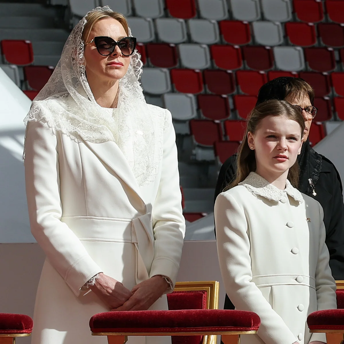 モナコ王室がローマ新教皇レオ14世を歓迎。シャルレーヌ公妃とガブリエラ公女は白一色、シャルロット・カシラギやベアトリーチェ・ボロメオは黒一色に正装した美の共演が話題