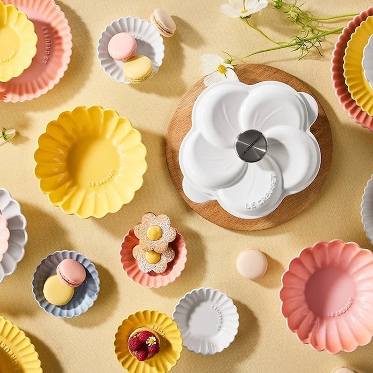 【ル・クルーゼ】より春の人気シリーズ「フラワーコレクション」が登場。春の光に映えるカラーと花をかたどったデザインで食卓を華やかに