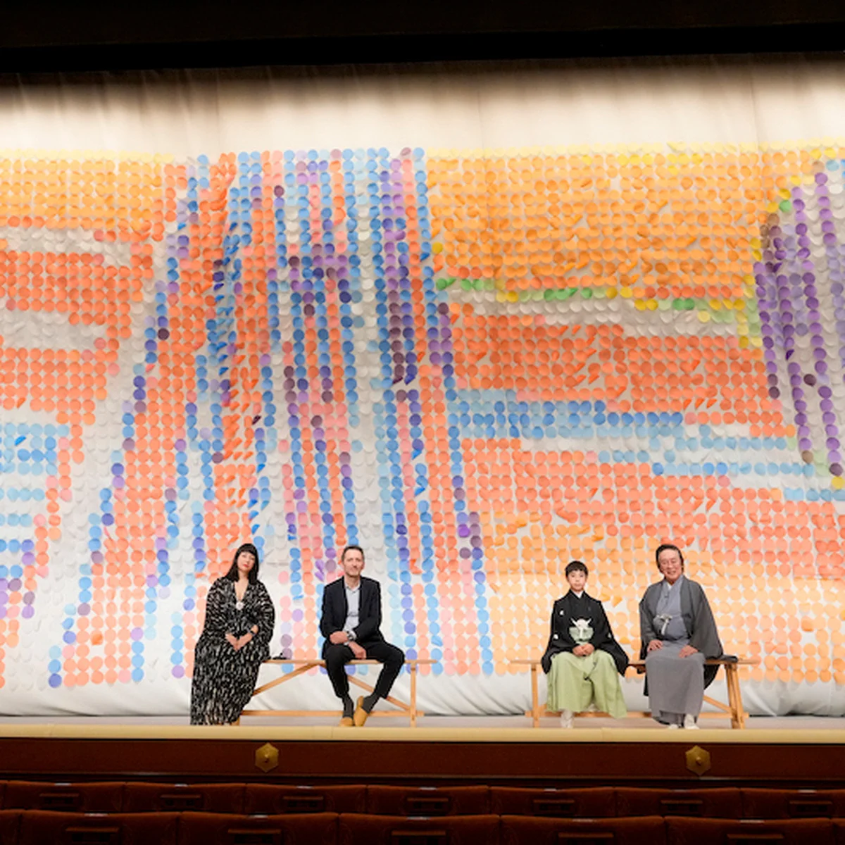 【シャネル】のサポートにより歌舞伎俳優・初代尾上眞秀の初舞台を記念した華やかな祝幕が完成