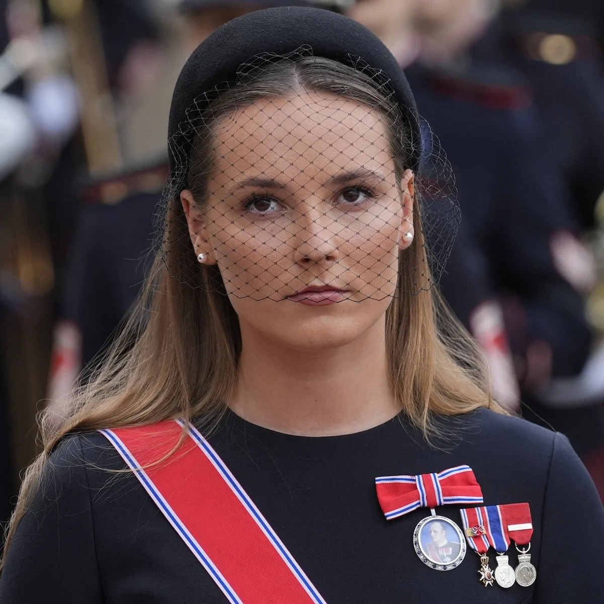 600年ぶりの女性王位継承者、ノルウェーのイングリッド・アレクサンドラ皇太子が厳粛な装いで即位宣誓式に出席