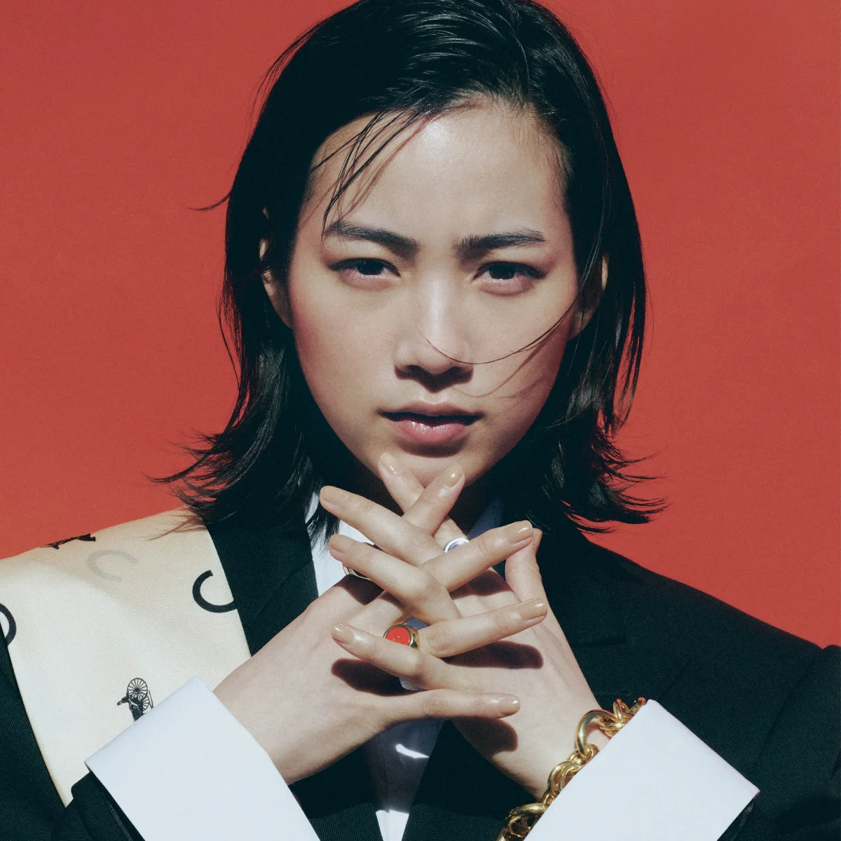 【のん】さんがマイケル・ライダーによる【セリーヌ】を着こなす！ クラシックなスタイルに、軽やかな遊び心を