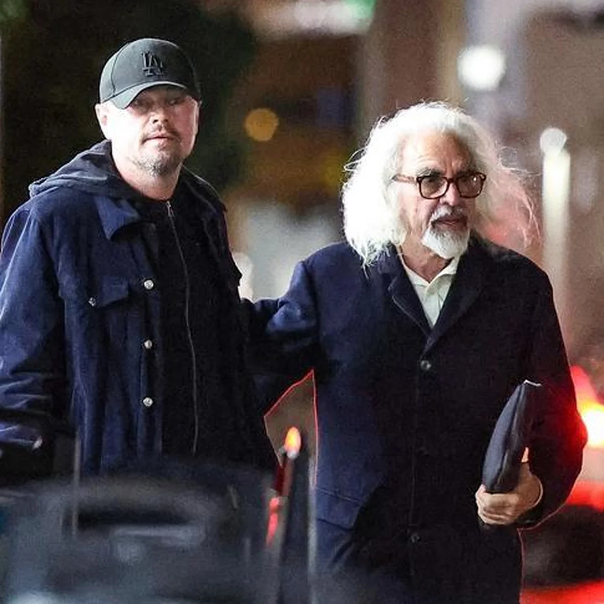 レオナルド・ディカプリオ、珍しく父子でセレブパーティへ！ 長い白髪をなびかせるジョージ・ディカプリオが注目の的に！