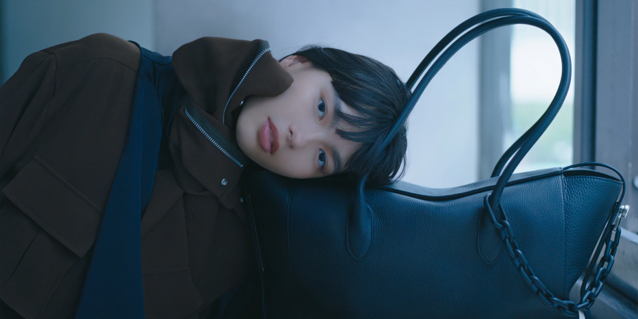 中西希亜良、サカイの新作「Lock Bag」を携えて