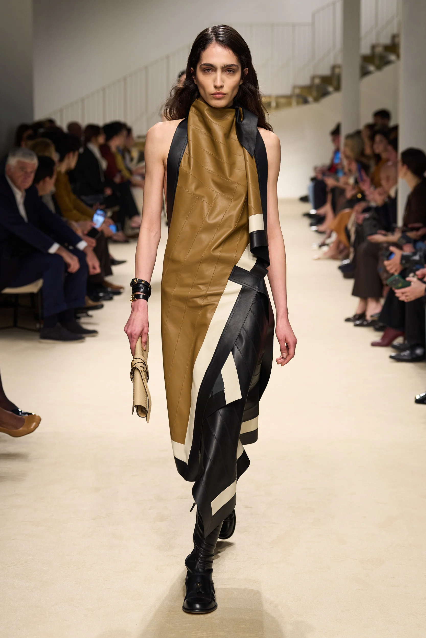 2026-27年秋冬コレクション_TOD'S(トッズ)_モデル_37