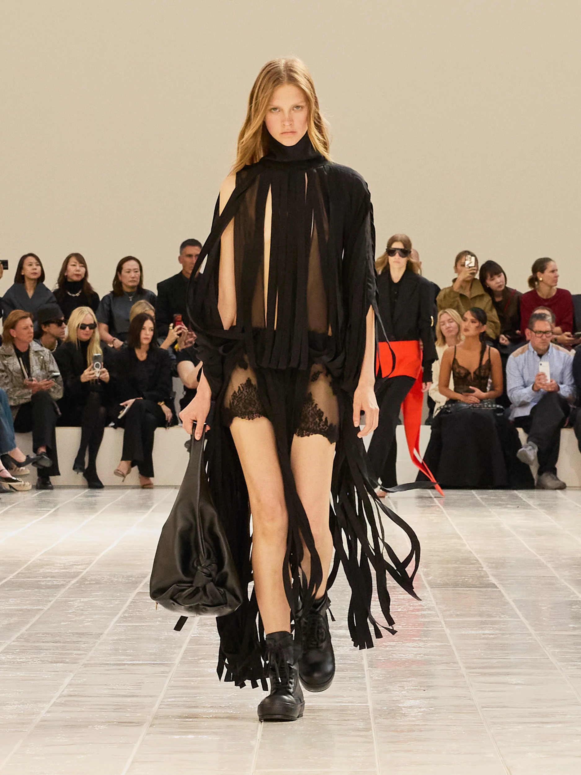 2027年春夏コレクション_BALENCIAGA(バレンシアガ)_モデル_16