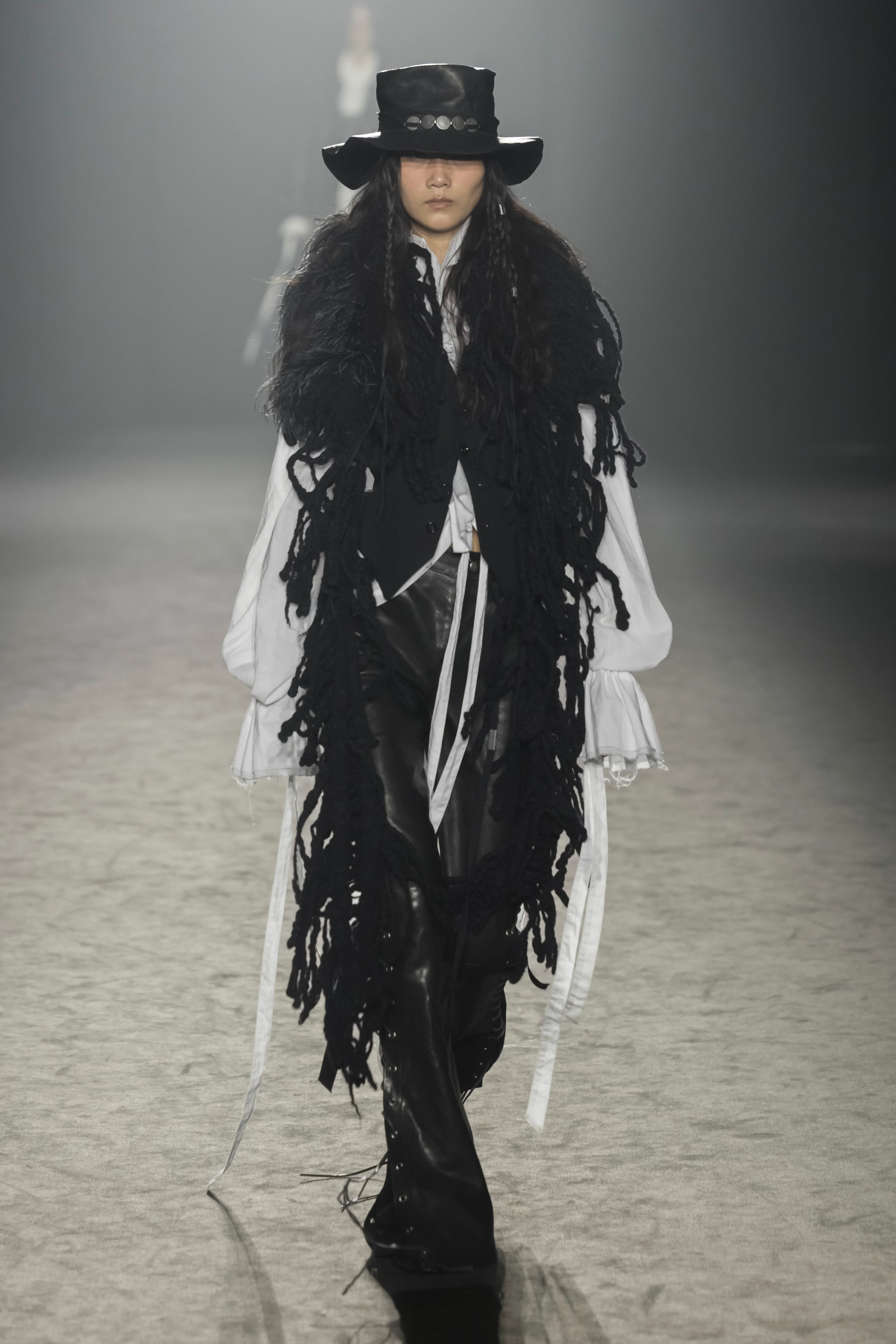 2025年秋冬コレクション_ANN DEMEULEMEESTER(アン ドゥムルメステール)_モデル_7