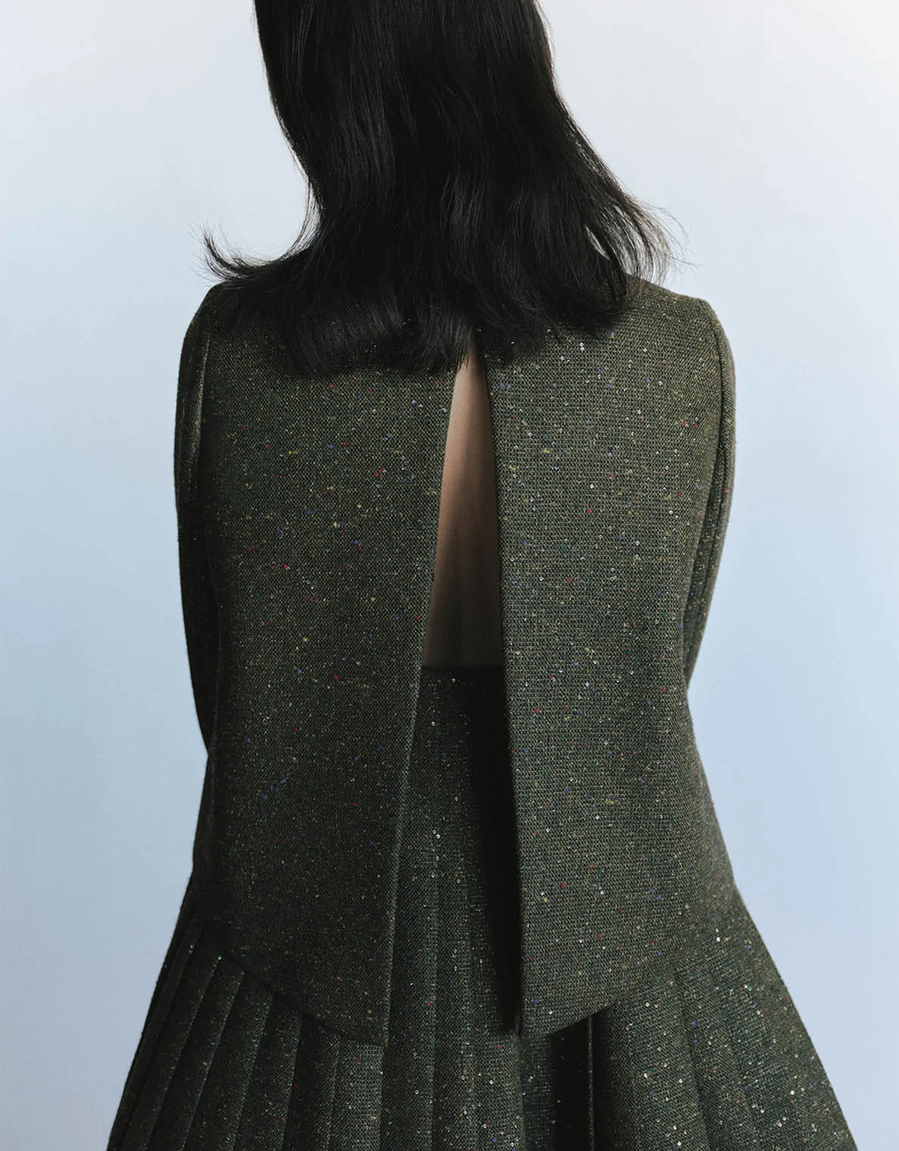 ジャケット￥1,050,000（参考価格）・スカート￥1,300,000（参考価格）