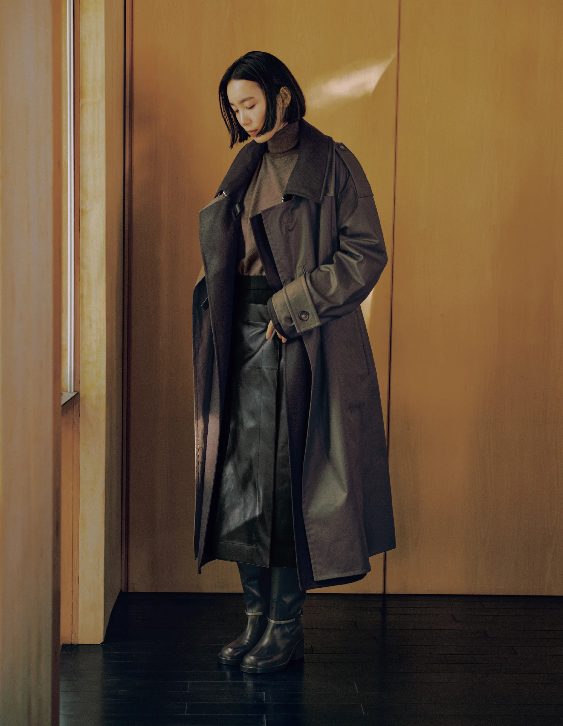 コート￥592,900・中に着たコート￥933,900・ニット￥185,900・スカート￥542,300・ブーツ￥328,900／トッズ・ジャパン（トッズ）