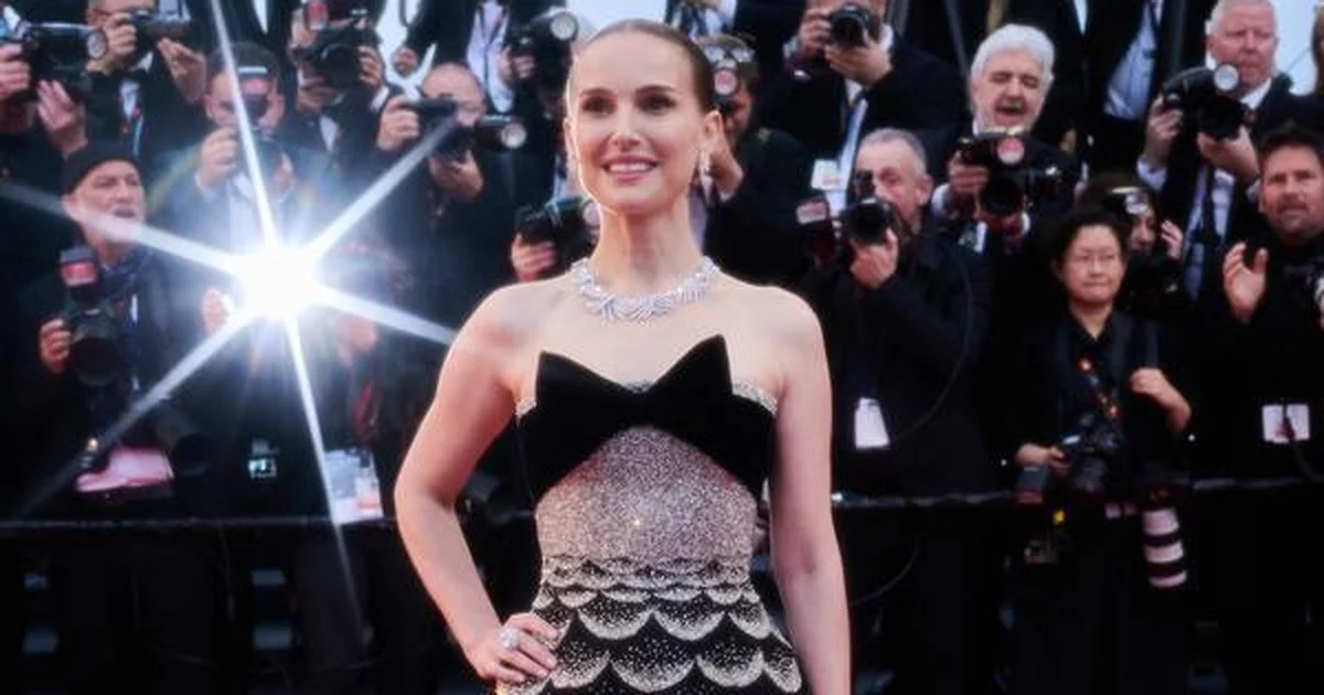 ナタリー・ポートマン、人魚のようなドレスをまとい息を呑むほどの美