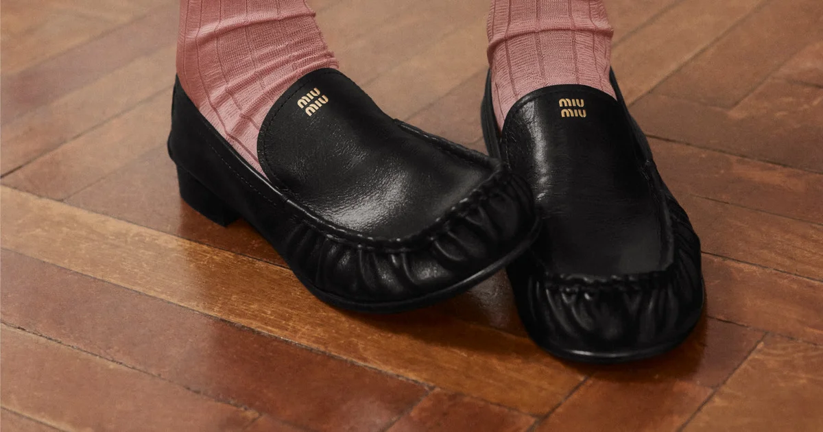 ミュウミュウ】新作ローファー登場！ スクールユニフォームから着想を