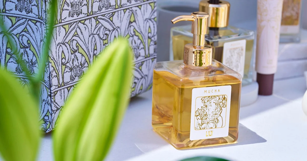 ミュシャ】凛とした花を咲かせる“リリー”の香りで猛暑シーズンも涼やか